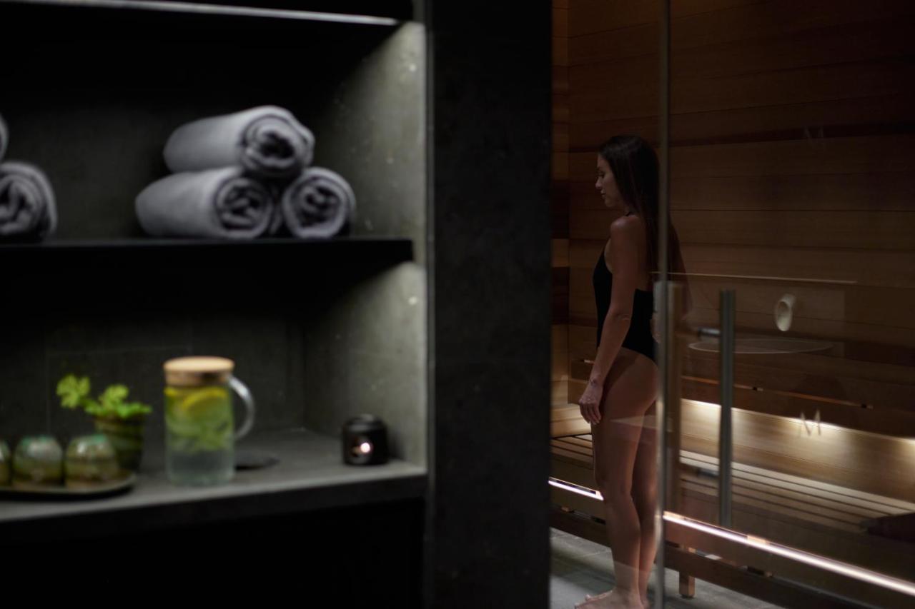 Minthis Resort Cáda Kültér fotó A woman in a sauna