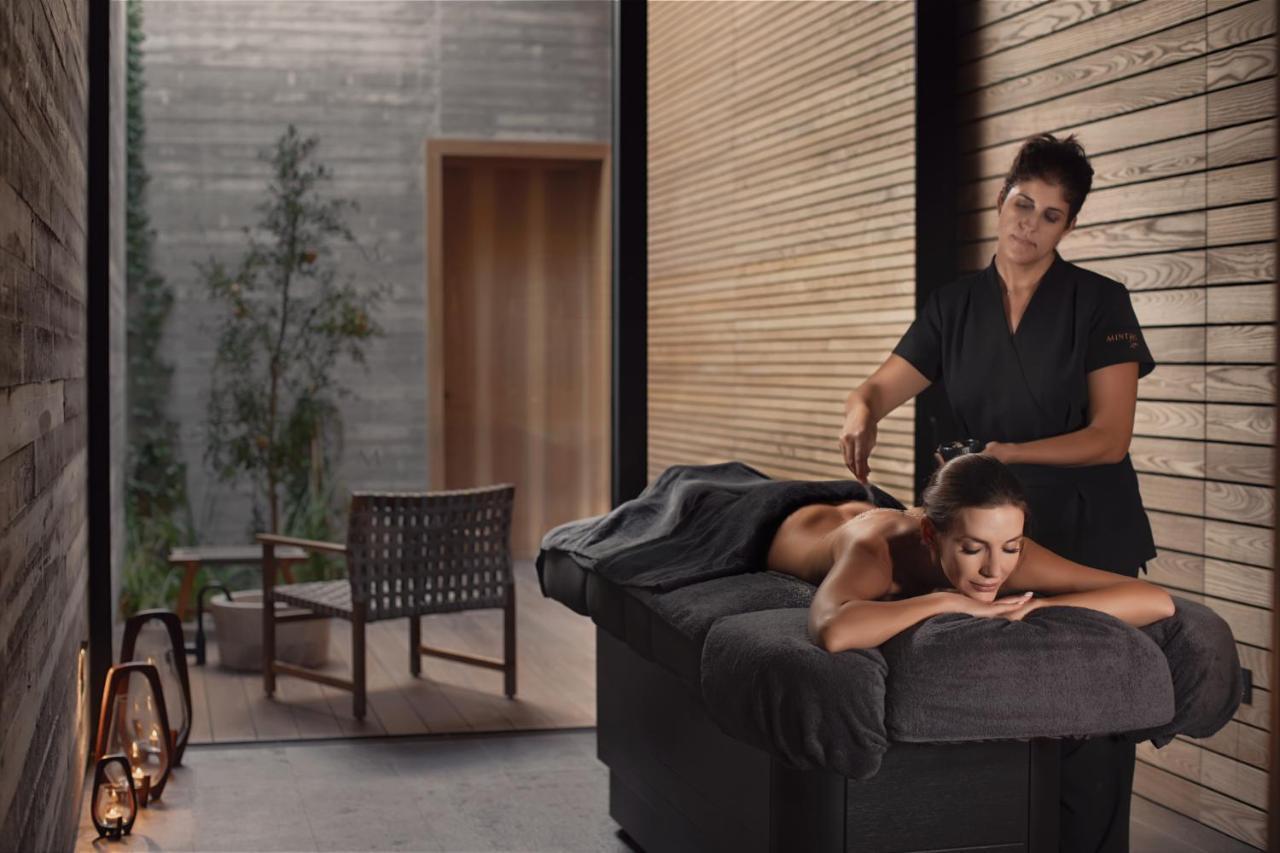 Minthis Resort Cáda Kültér fotó A massage therapist at work